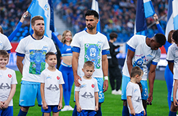 Игроки «Зенита» вышли на поле в футболках, украшенных рисунками победителей конкурса ко дню рождения Синегривого льва